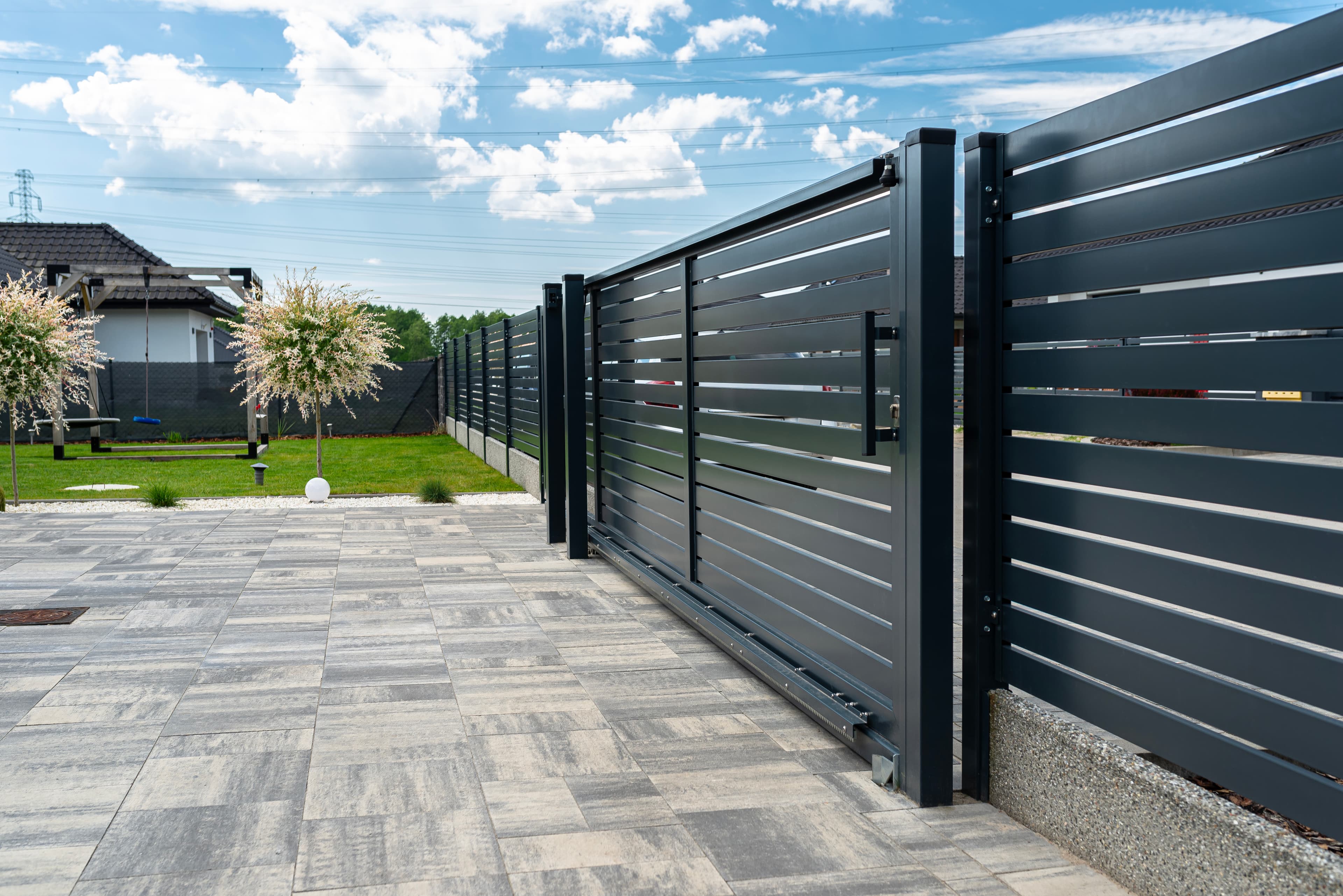 Détail d'un portail anthracite moderne